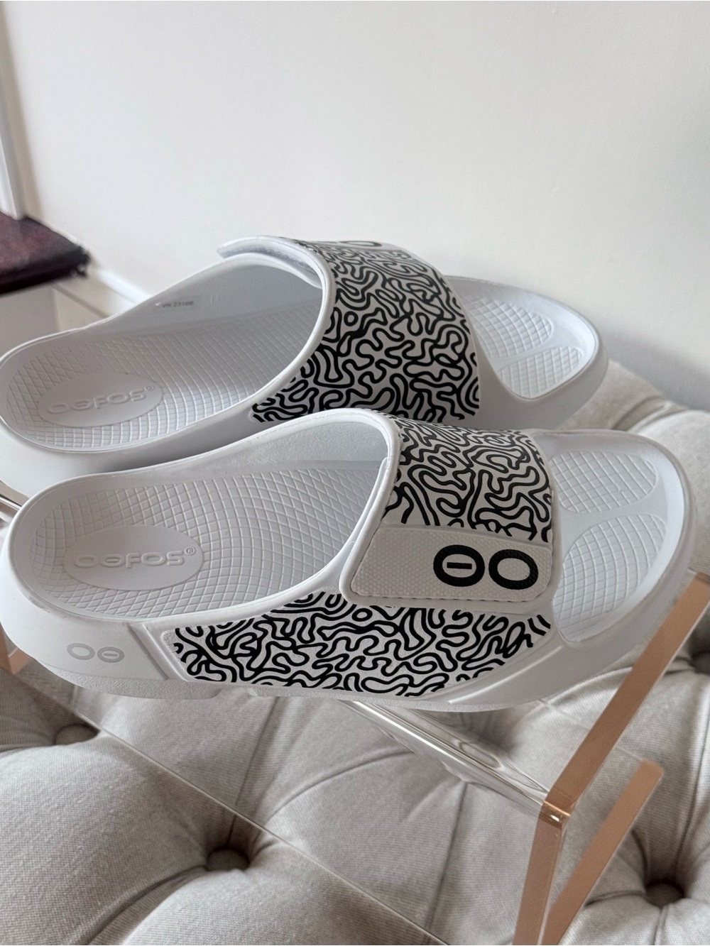 NWT OOFOS OOahh Sport Flex Limited Slide White Labyrinth M5 / W6